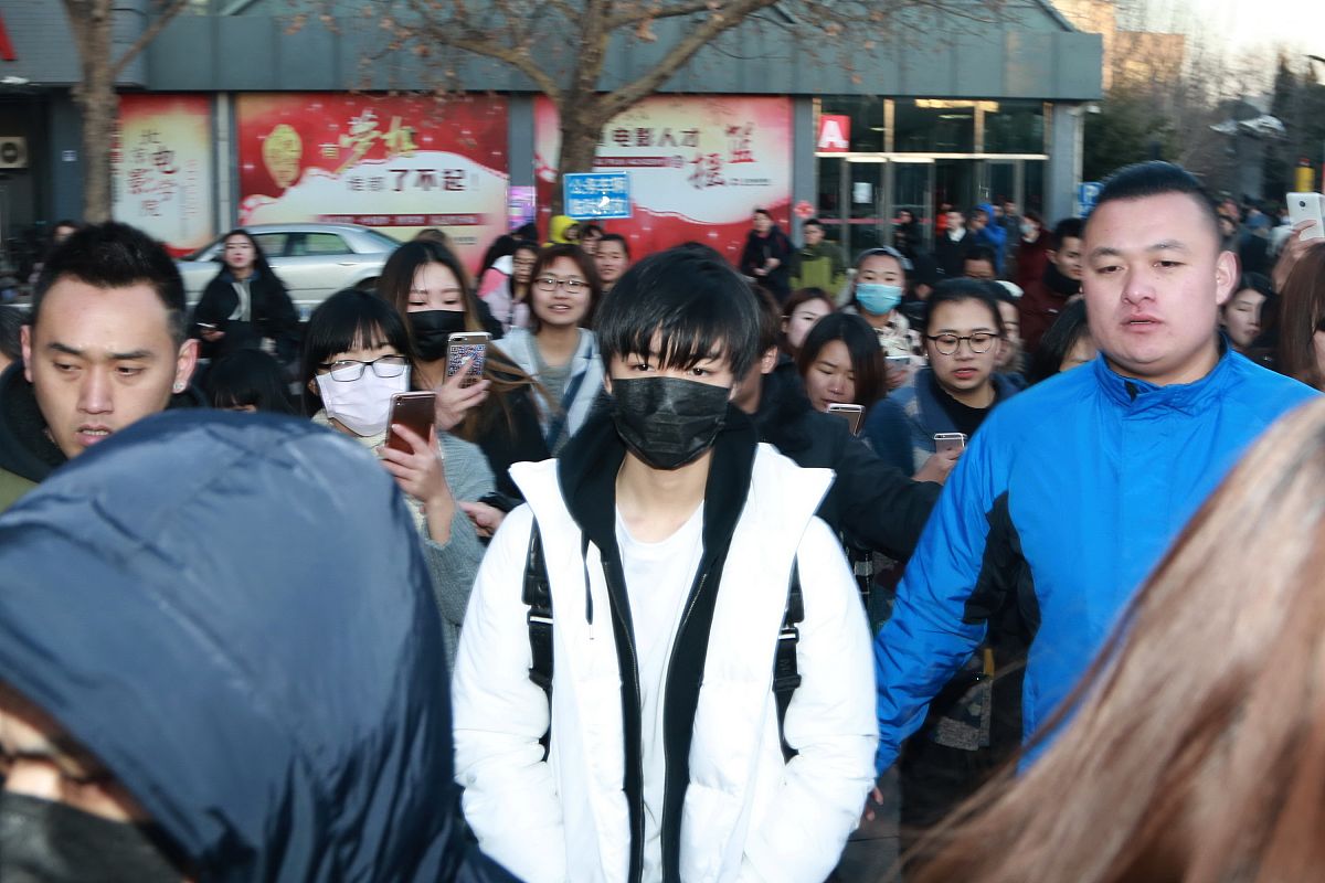 王俊凯和经纪人杨柳关系引争议：同框频繁，粉丝质疑恋情