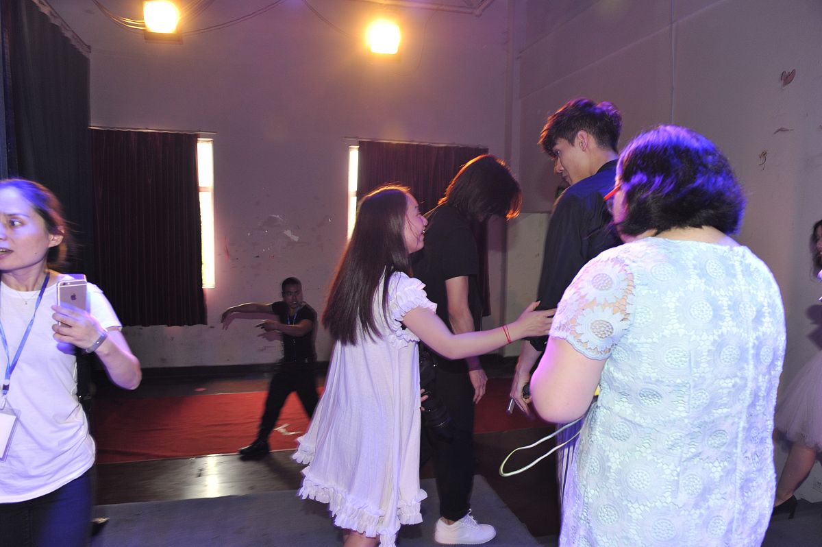 300人大型舞会游戏方案：'盲目之舞'，挑战默契与合作！