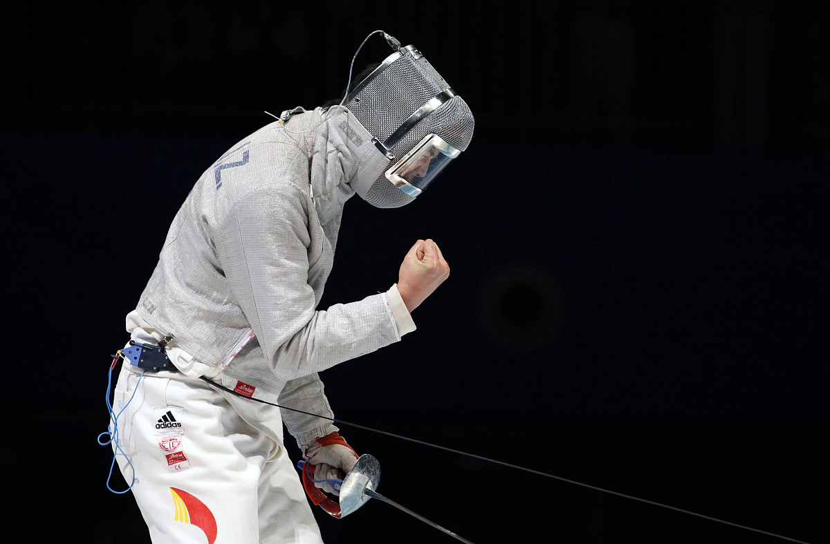 本文提出了一种基于深度学习的击剑动作识别系统设计方案。该系统采用mediapipe Pose模型和OpenCV模型提取人体骨骼角度信息并使用KNN算法进行人体姿势识别。在数据清洗方面本文采用了数据预处理和数据平衡技术。系统界面采用tkinter标准GUI库编程语言为PythonIDE为PyCharm。实验结果表明该系统能够准确识别击剑动作。该方案可为击剑运动员提供姿势识别和技术分析支持。翻译摘要为