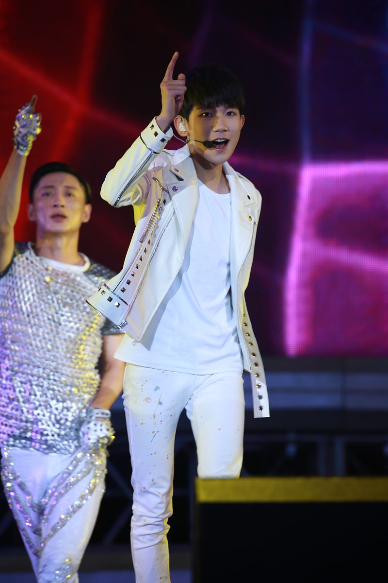 如何看待tfboys十周年演唱会200万的门票