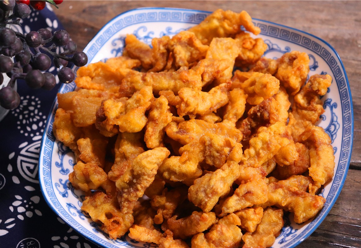 做炸酥肉时,别用面粉和淀粉,加一点它,外酥里嫩,放冷不回软