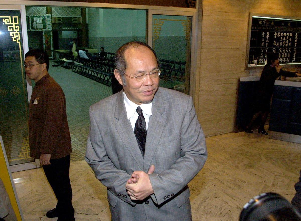 2004年1月7日,梅艳芳的生前好友来到香港殡仪馆,拜祭梅艳芳.+++_+++任