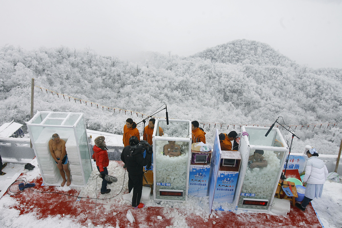 ***_***(湖北武汉媒体严禁下载)2011年1月2日,湖南省张家界市天门山顶