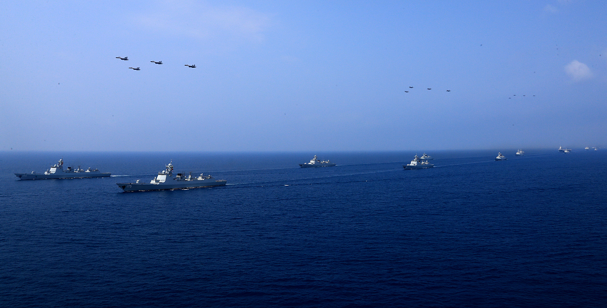 2018年4月12日,中央军委在南海海域隆重举行海上阅兵.***_***编队