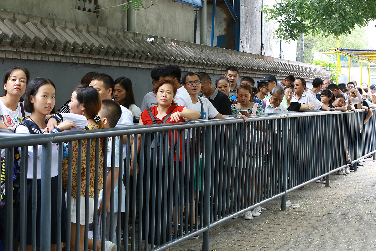 ***_***2017年7月23日,北京.北大迎来暑期旅游高峰,众多游客排队等待