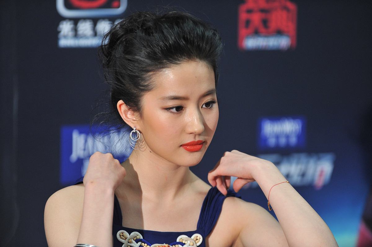 2012年3月28日,北京,某<strong>娱乐</strong>大典举办,众明星后台接受采访秀奖杯.