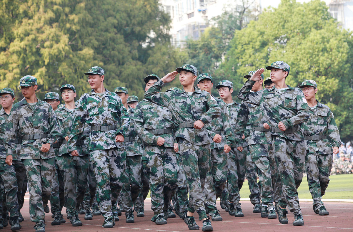 今天是东莞市第八高级中学高一新生的第四天军训。尽管天气阴沉但同学们的兴致依然高涨完成了一系列训练内容。首先我们学习了军体拳的全部动作。虽然天公不作美下起了小雨但同学们依然坚持训练并成功完成了任务。他们展现出了极高的毅力和决心。接下来助教带领我们学习了手语操《国家》。尽管天气不尽人意同学们仍然积极参与回到班上坚持学习。这种坚持不懈的精神值得我们学习和钦佩。下午我们进行了突击的消防演练。同学们在演练中