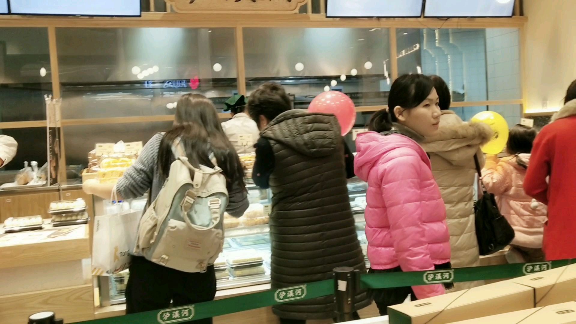 逛万达广场,路过网红甜品店,忍不住想吃,但感冒没好,能吃吗?