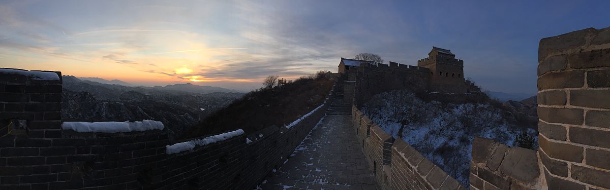 2019年12月21日,傍晚时分,河北省承德市滦平县金山岭长城,出现壮美晚