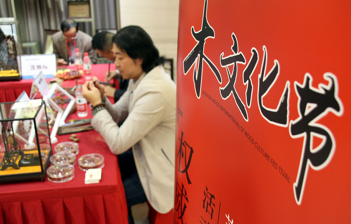 阅读下面的话写出面对挑战的针对性对策：技术创新在非遗传承中的应用也面临着社会接受度和文化保护的平衡问题。一方面新技术和工具在非遗传承领域中的应用是否能够被社会认可是一个关键问题。非遗传承作为传统文化的重要组成部分其核心价值在于传承和保护传统技艺和文化。因此任何新技术和工具的引入都应该符合非遗传承的原则并且能够有效地帮助非遗传承人传承和保护非遗。如果新技术和工具不能够达到这个目标或者引入了一些与非遗