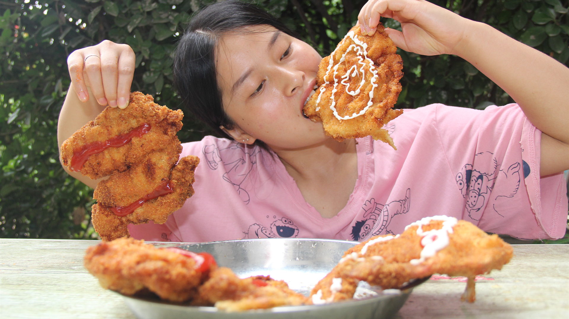 乡村静妹在家自制油炸大鸡排,一口下去嘎嘣脆,外焦里嫩太香了!