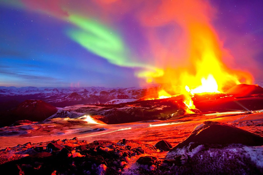 冰岛:当极光邂逅火山爆发，色彩美得让你不敢相信