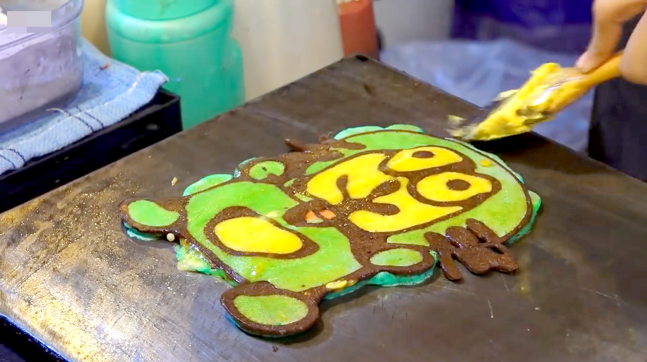 泰国街头卖的卡通煎饼,好可爱啊!