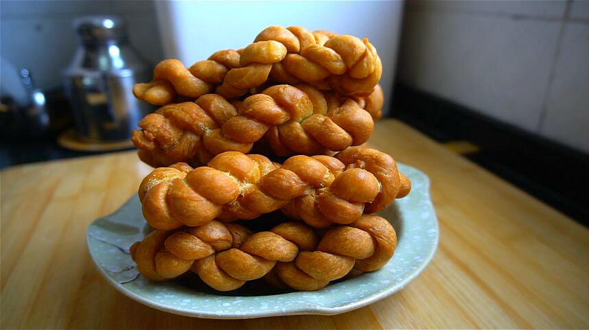 1碗面粉,2个鸡蛋,炸了两锅小麻花,香甜酥脆,学会过年不用买了