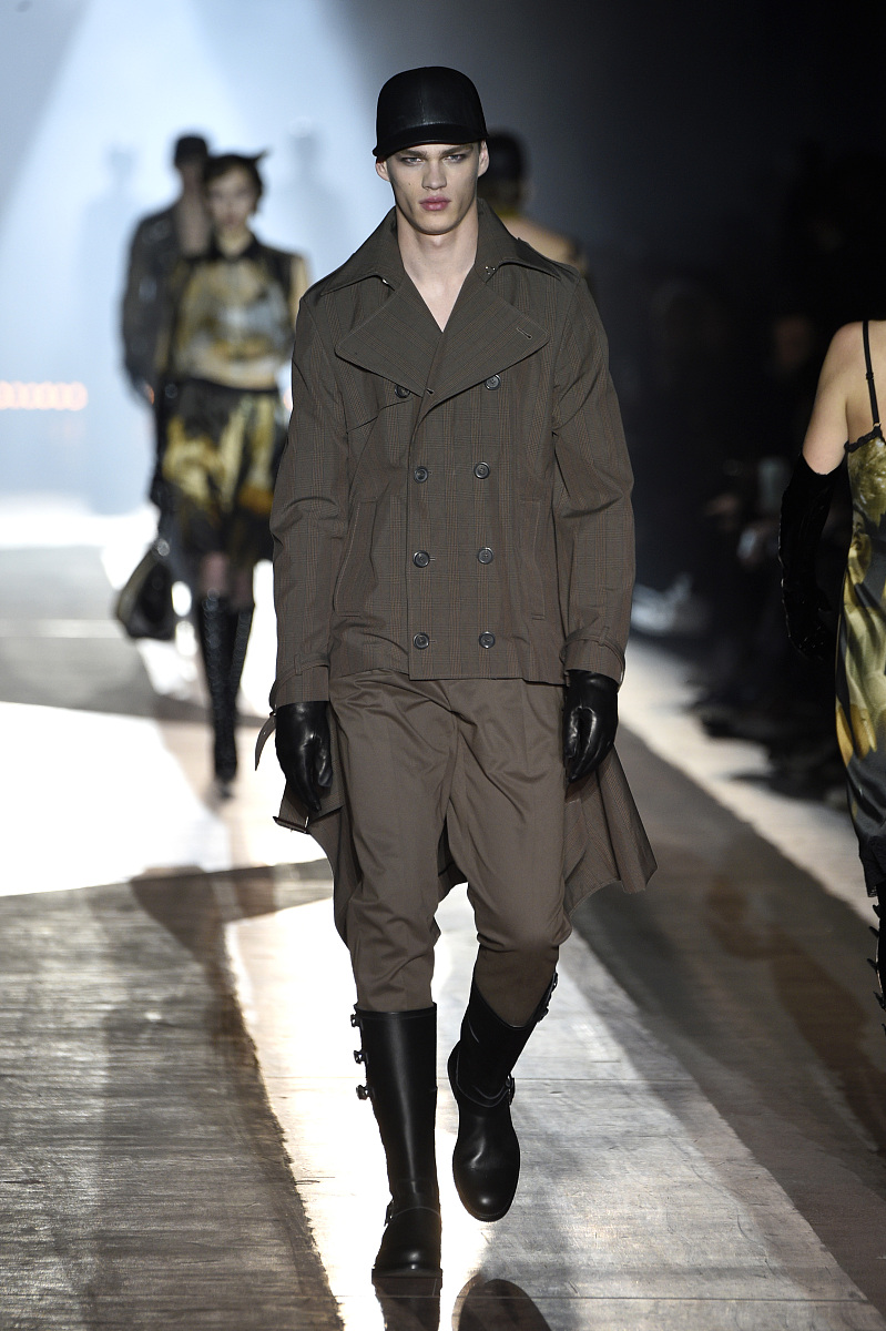 语法检查：The stochastic gradient given A and S is an unbiased estimator of D with bounded variance