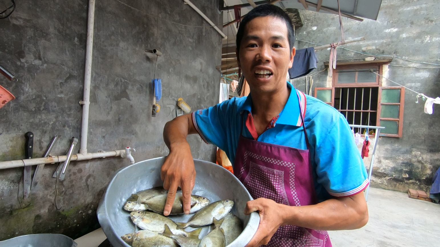 昨天抓几十斤泥猛鱼卖完还剩10多条,今天做来给孩子们吃,很香口