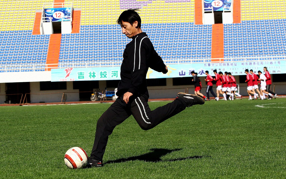 写一份脚内侧传球的基础要领 300字