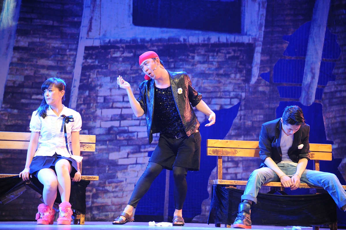 哈哈小手捂住嘴巴发出如银铃般清脆的笑声眼睛眯成弯弯的月牙莫名的好看