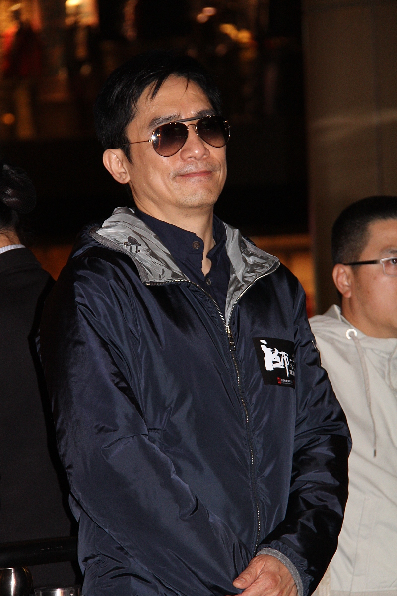 2013年1月31日,香港,电影《一代宗师》主创到旺角一家戏院门外向戏迷
