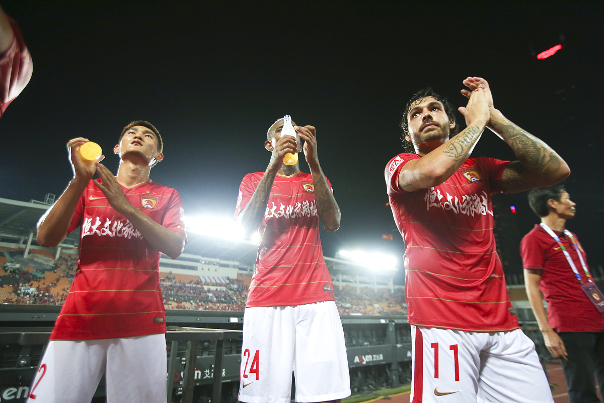 2018中超第14轮:广州恒大淘宝5-0重庆斯威 恒大球员赛后谢场