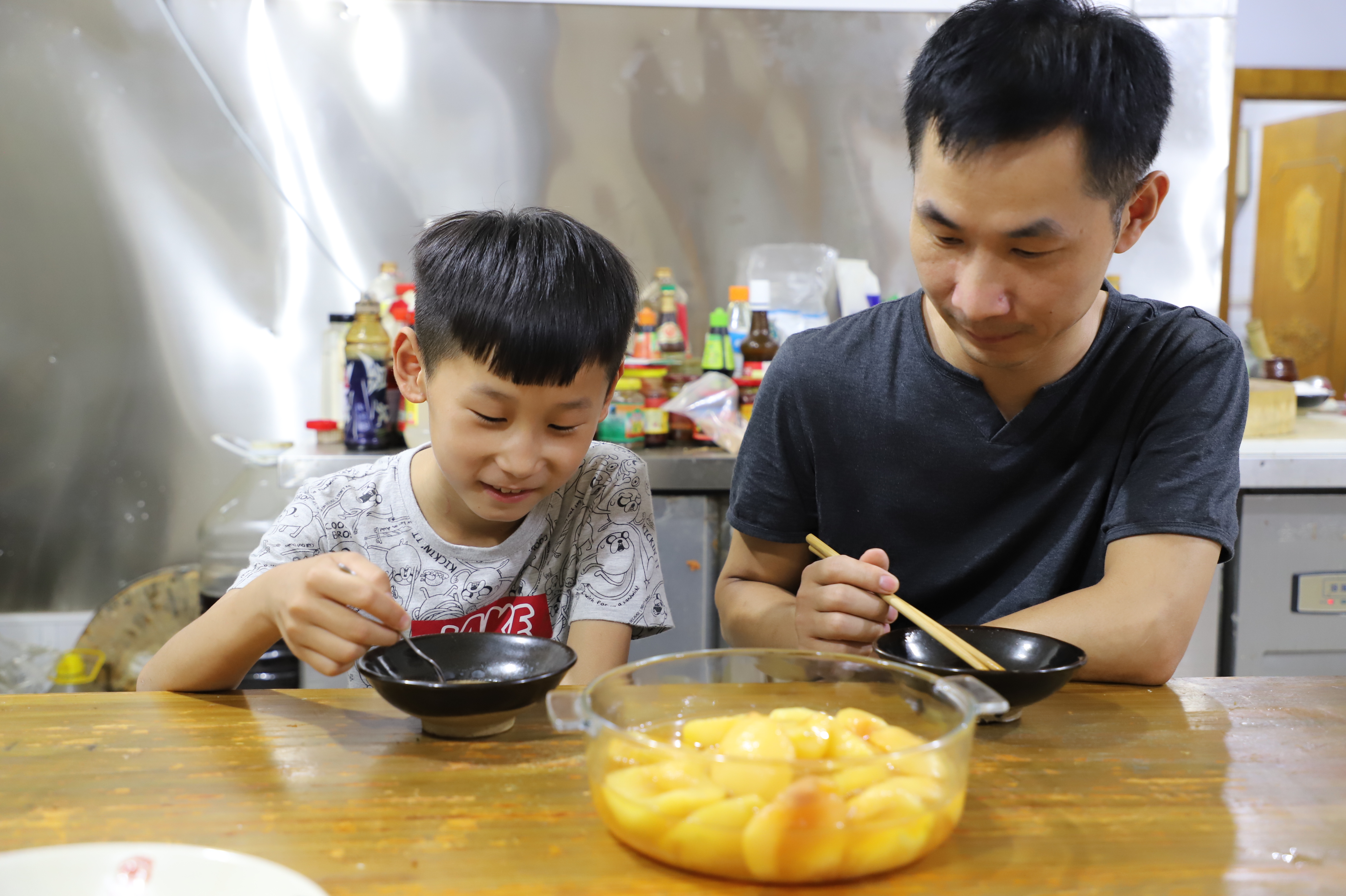 夏季来一道解暑降温的甜菜:冰汁黄桃,制作简单,2个孩子抢着吃