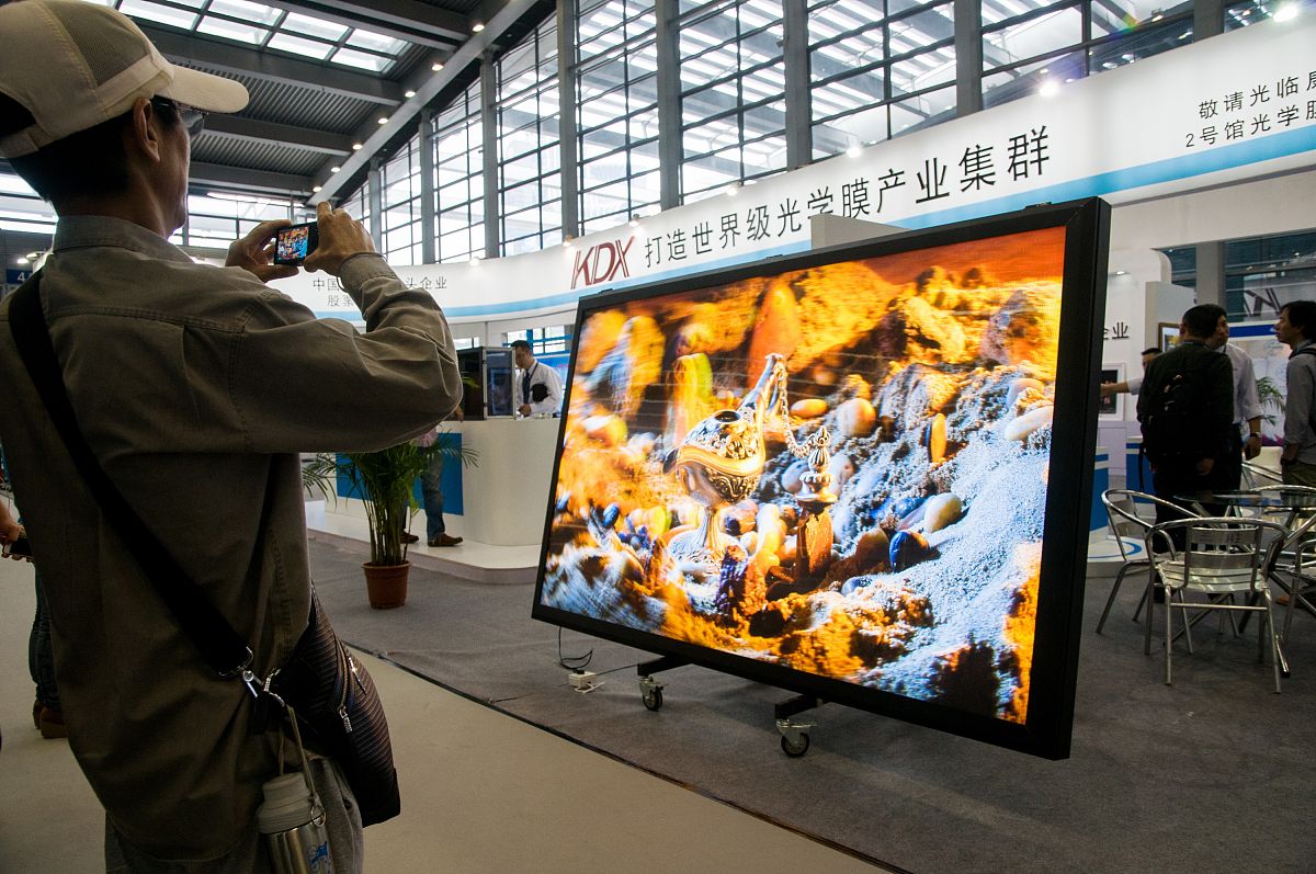 从背景需求市场和经济占比方面用具体实例调研显示器件产业在中国国民经济中的地位