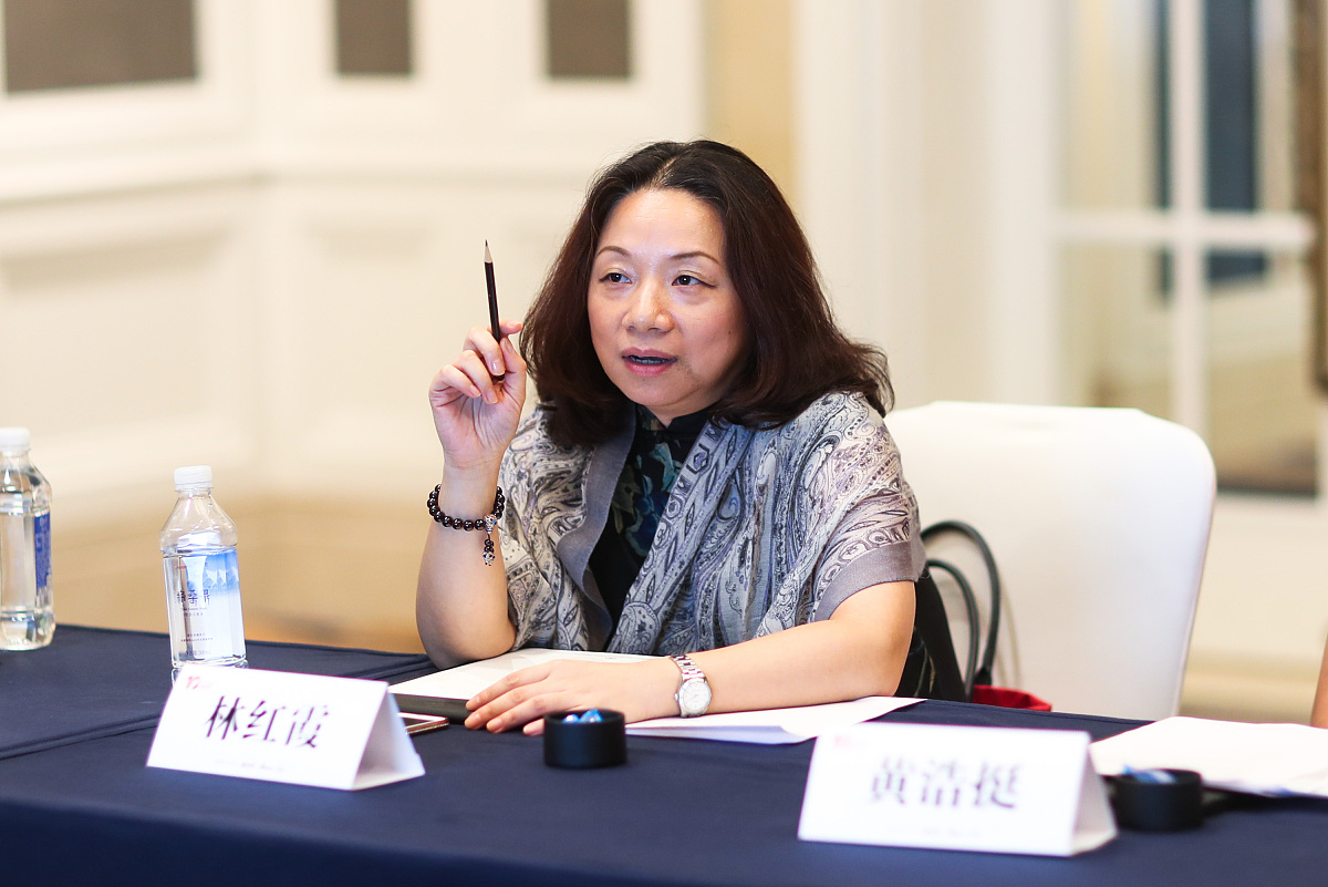 杨浦区司法局局长邓远见来上海钟颖律师事务所 写一篇简讯 1000字 邓局讲话要点：1.律师要讲政治2.律所的发展不仅律师要提高业务素质同时要保障人员收入稳定3.对律协惩戒的案例要高度重视，避免类似情况发生，严格遵守律师执业规范；4.对律所经办的经典案例可以形成论文，广而告之

钟颖主任汇报了律所成立16年来取得的成绩和经验教训，刨析了发展过程中遇到的瓶颈和破解的方法。

同时也对律所获得的荣誉、奖励以及工作业务的突破做了详细汇报