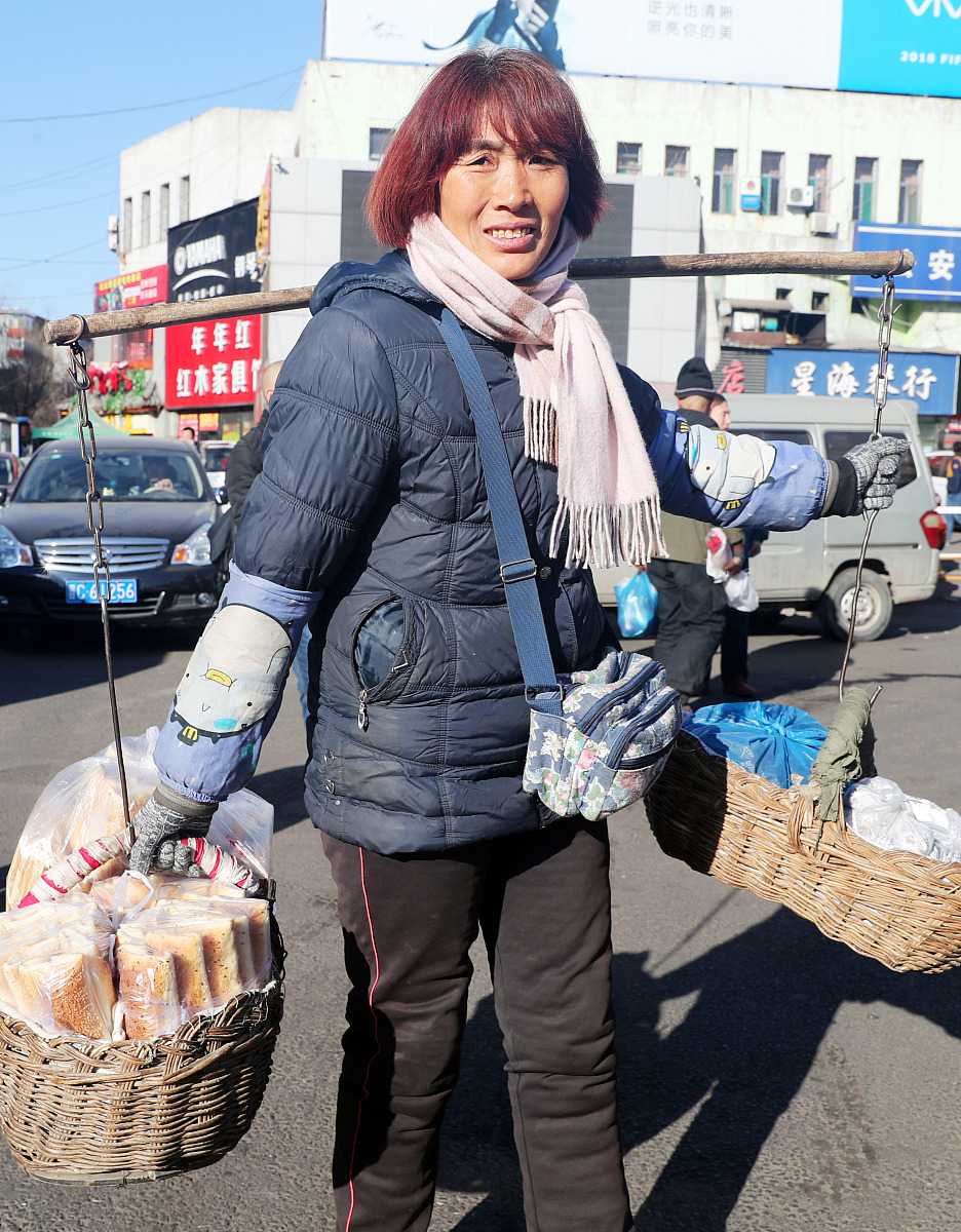 ***_***2018年2月2日,山西阳泉,"卖货郎"到达阳泉站后下车挑着装有烧