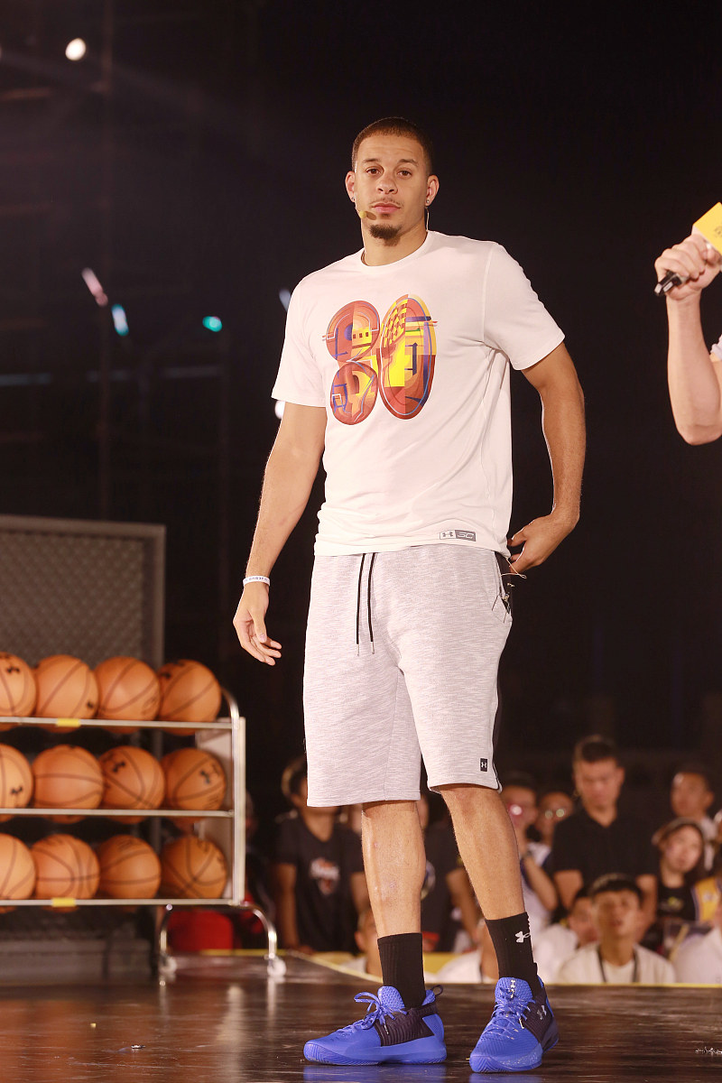 写一篇关于库里投篮的论文