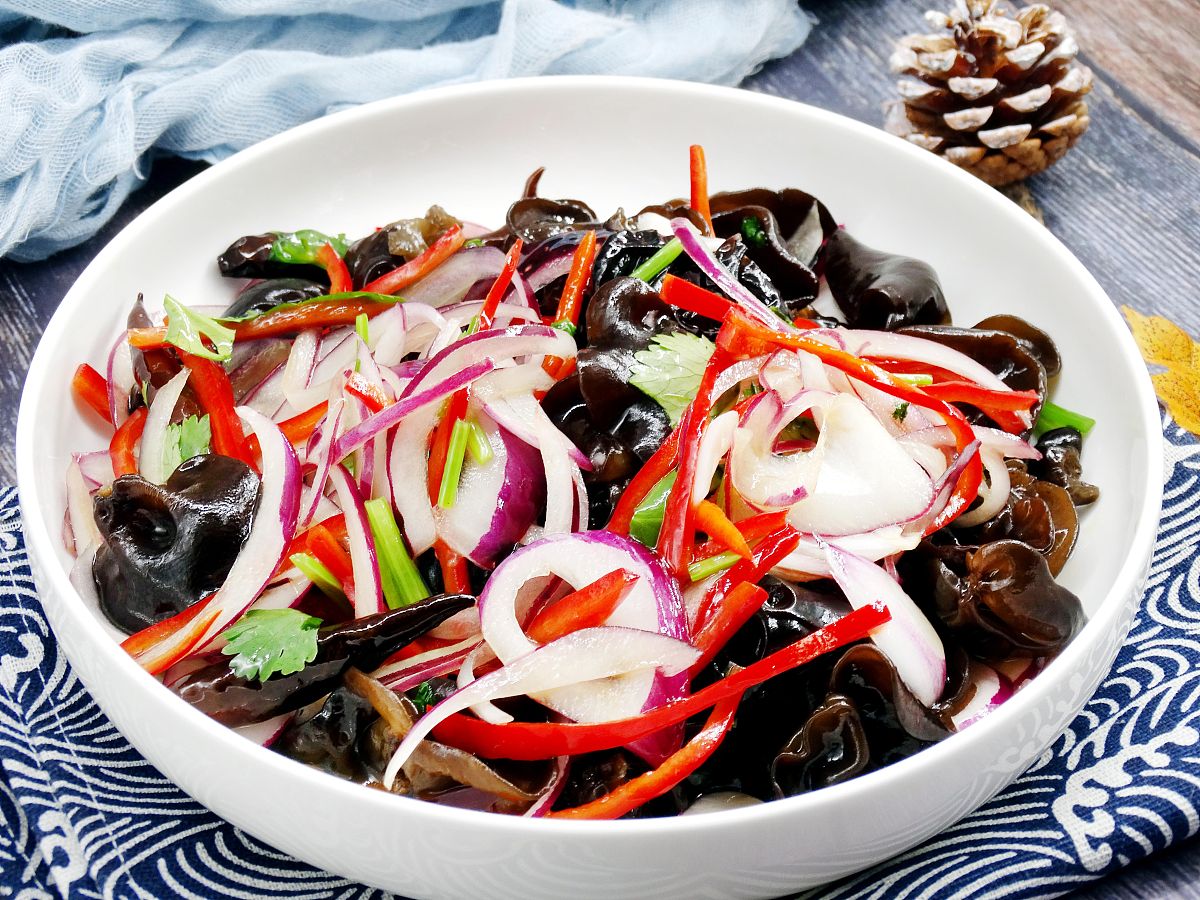 请根据以下模板写一份相似的文案描述更有代入感和诱惑力文字数量大致相同：炎热的夏天来上一份低卡凉拌菜真的好好吃做法还很简单黄瓜木耳清爽脆甜都裹着酱汁酸辣过瘾鲜香入味真的很难不爱腐竹木耳焯水两分钟碗中放蒜末小米辣66粒花生米好吃的关键就是这个调料再加入这个凉拌汁就可以拌上一盘好吃的凉拌菜了简简单单拌上一盆做多少都吃不腻真的真的好喜欢这道凉拌菜喜欢就赶紧收藏做起来吧