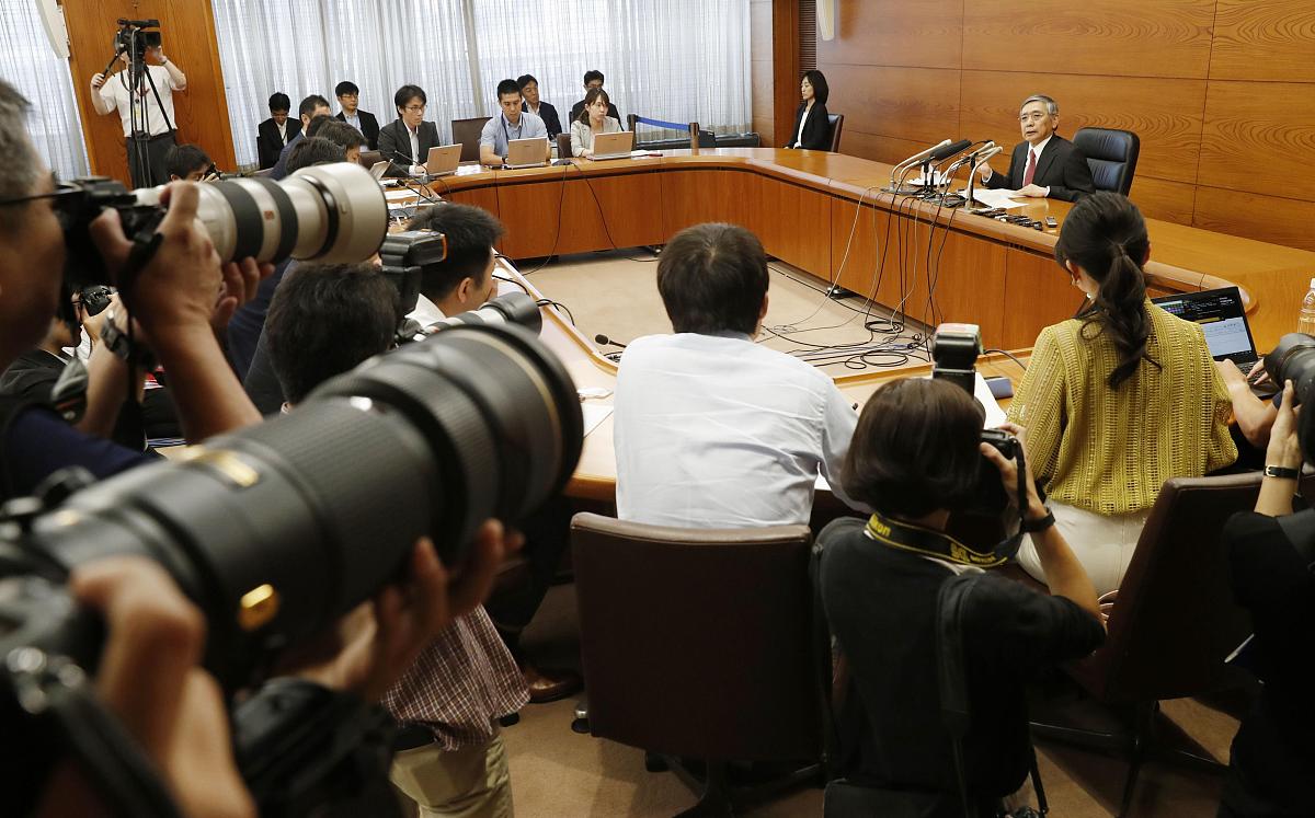 当地时间2019年9月19日,日本东京,日本央行行长黑田东彦在结束为期两
