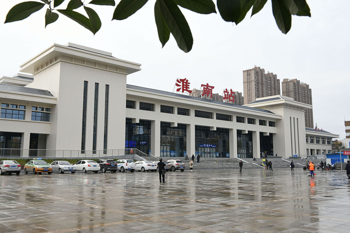 2019年11月26日,安徽淮南市旅客在改造升级后的淮南火车站候车.