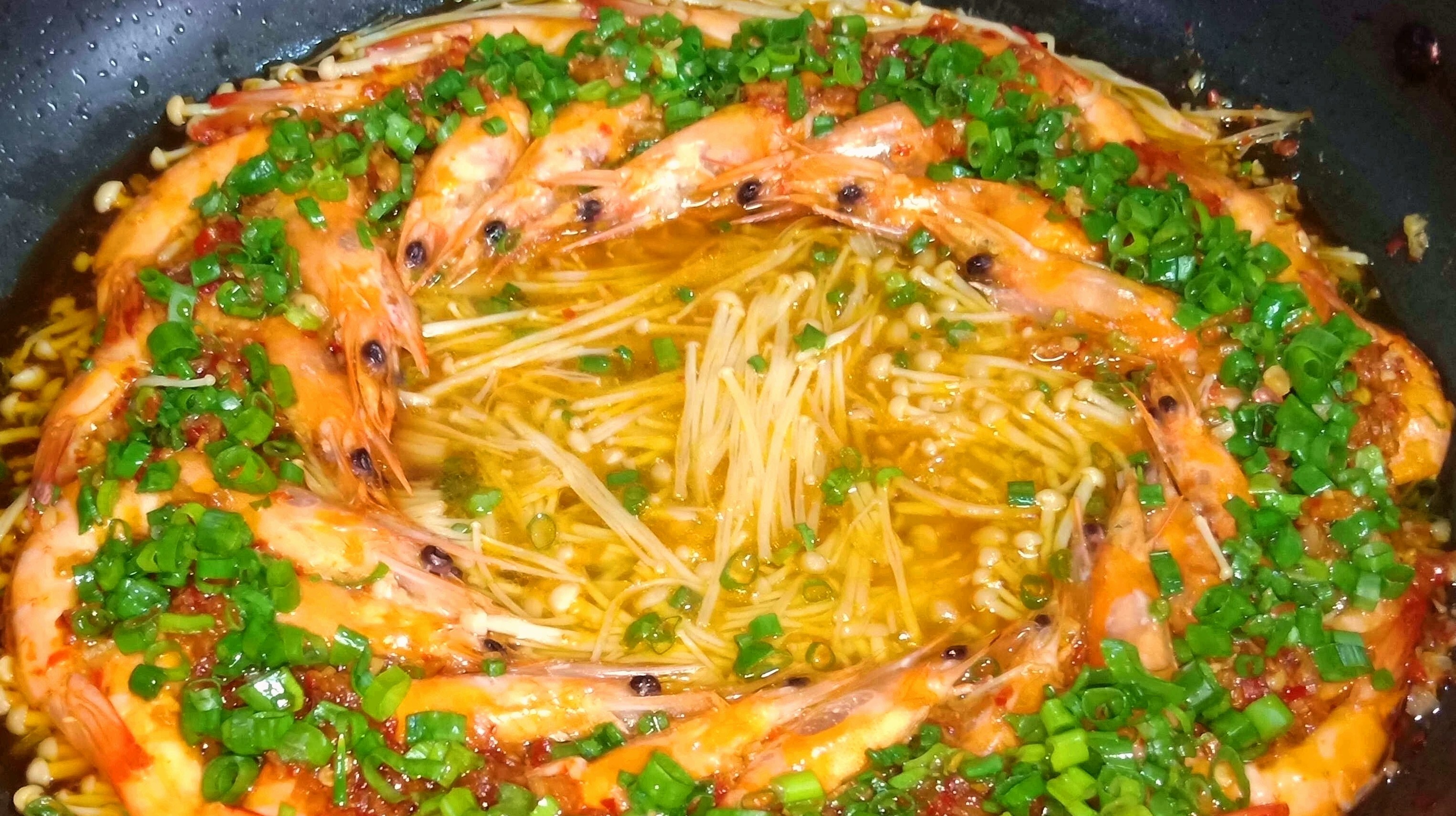 蒜蓉对虾配金针菇,味道鲜美,营养丰富