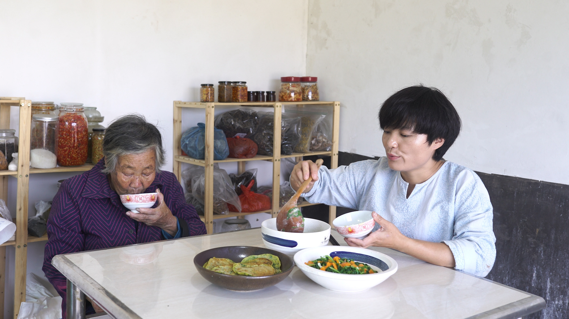 自家地里的萝卜苗好鲜嫩,湖南媳妇做了一桌萝卜苗宴,吃着比肉香