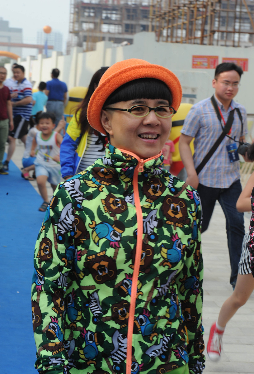 请仿照下面这段文字写一篇1200字文章3月28日网红猫七七晒出视频曝光了自己的婚礼细节金龟子刘纯燕惊喜露面没想到却引来了不少争议。视频中金龟子重拾自己的老本行当主持人帮猫七七主持婚礼虽然很久没有在荧幕中露面但她的主持功底依然相当不错控场能力一流。然而金龟子的穿着打扮却遭到网友质疑。从画面中可以看出金龟子还是沿袭着从前的穿衣风格穿着童趣十足的彩色亮片外套下搭宽松的阔腿短裤脑袋上还戴着一个可爱的猫儿头