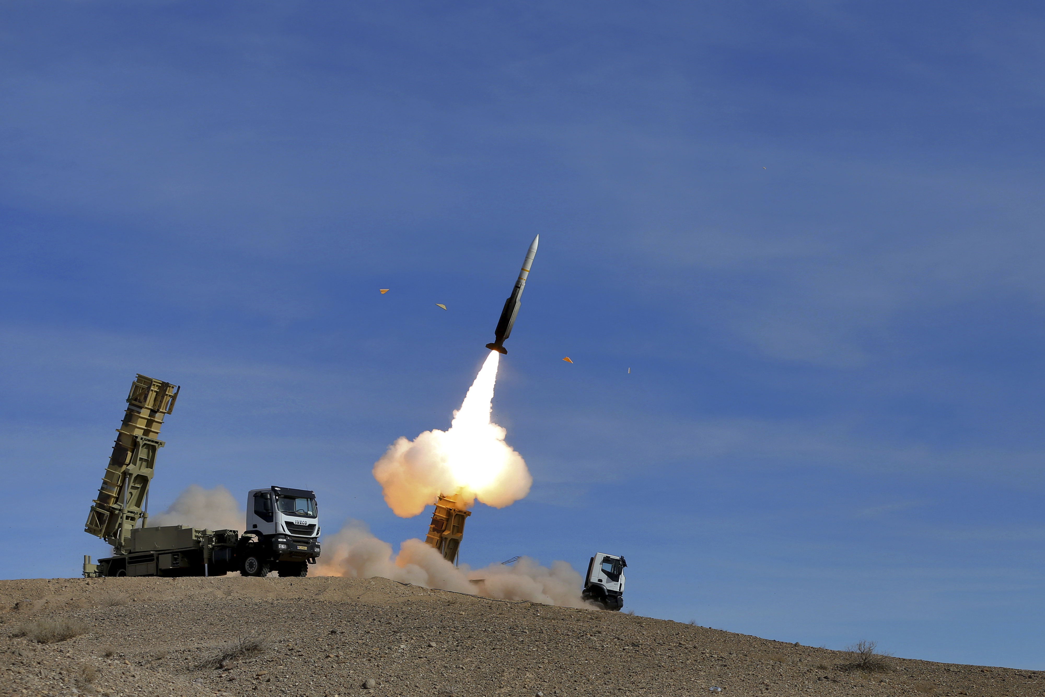 美国全面恢复制裁伊朗