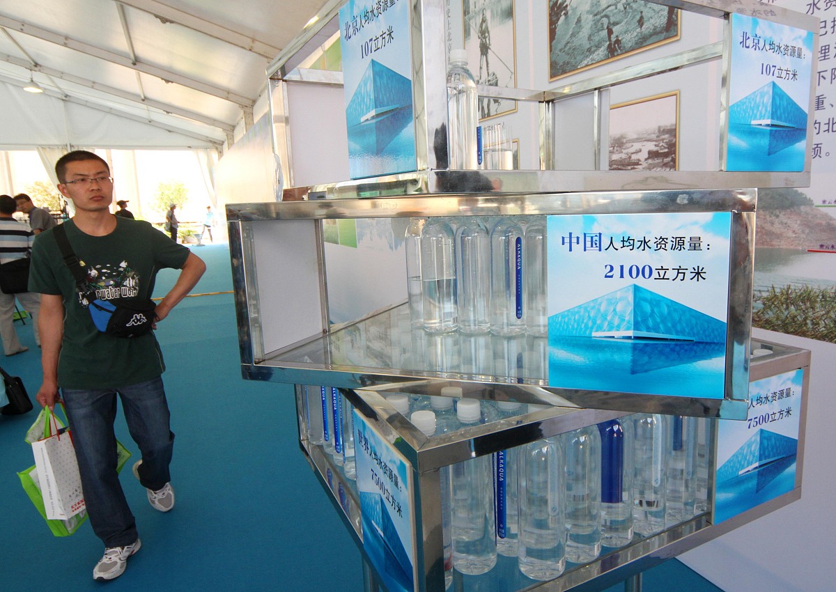 东北地区水资源总量为 16×1011 m3只占全国水资源总量的 58 ；人均水资源量为 1 599 m3为全国平均水平的 776 。对以上文字进行重新论述意思不变