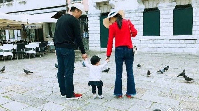 疑刘强东涉性侵后首次和奶茶妹妹合体出现 伦敦街头甜蜜搂腰