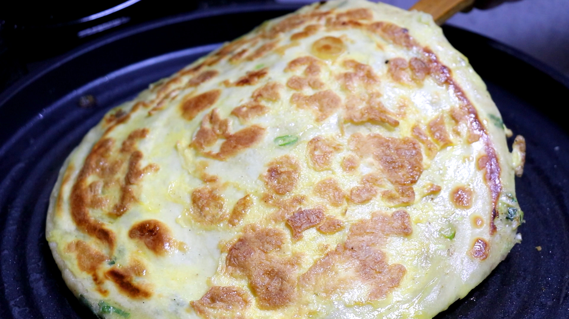 鸡蛋饼好吃有诀窍,这样做一面酥脆,一面鲜嫩,2张大饼不够吃