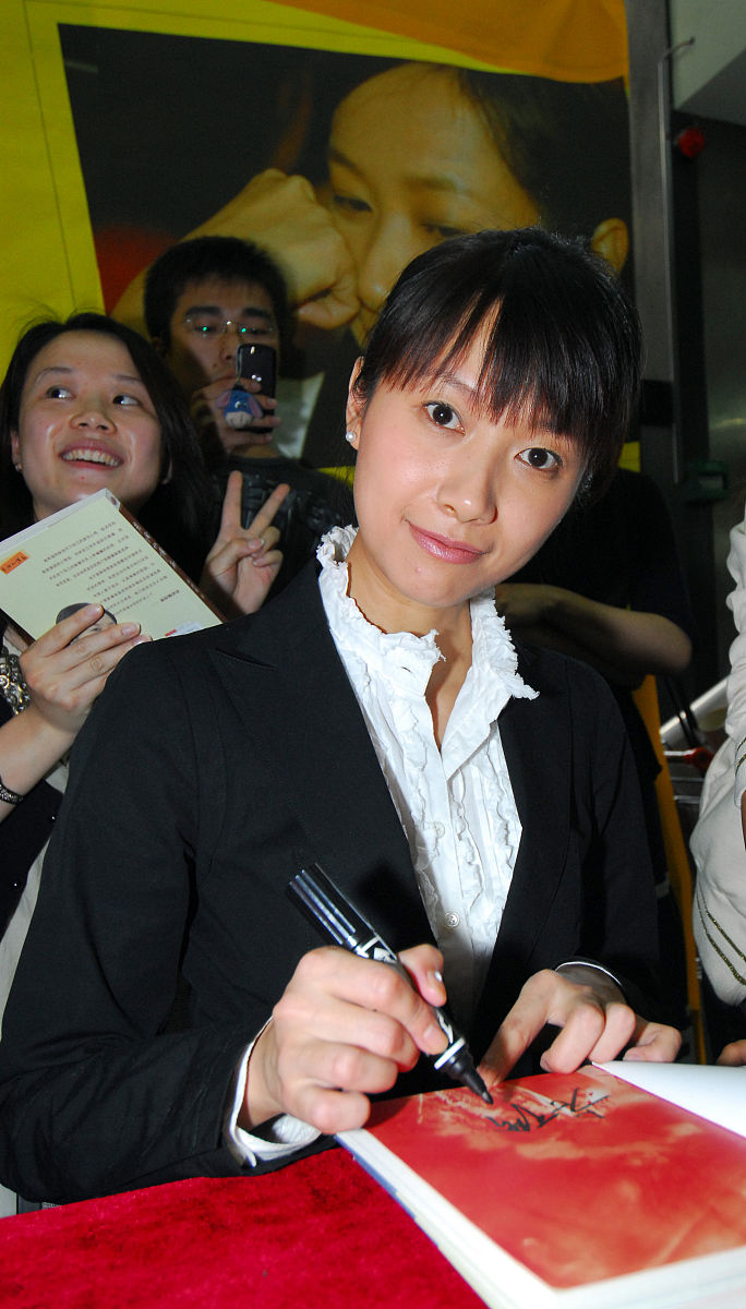 2006年5月14日,北京,徐静蕾为自己的新书《老徐和博客》在北京举行第