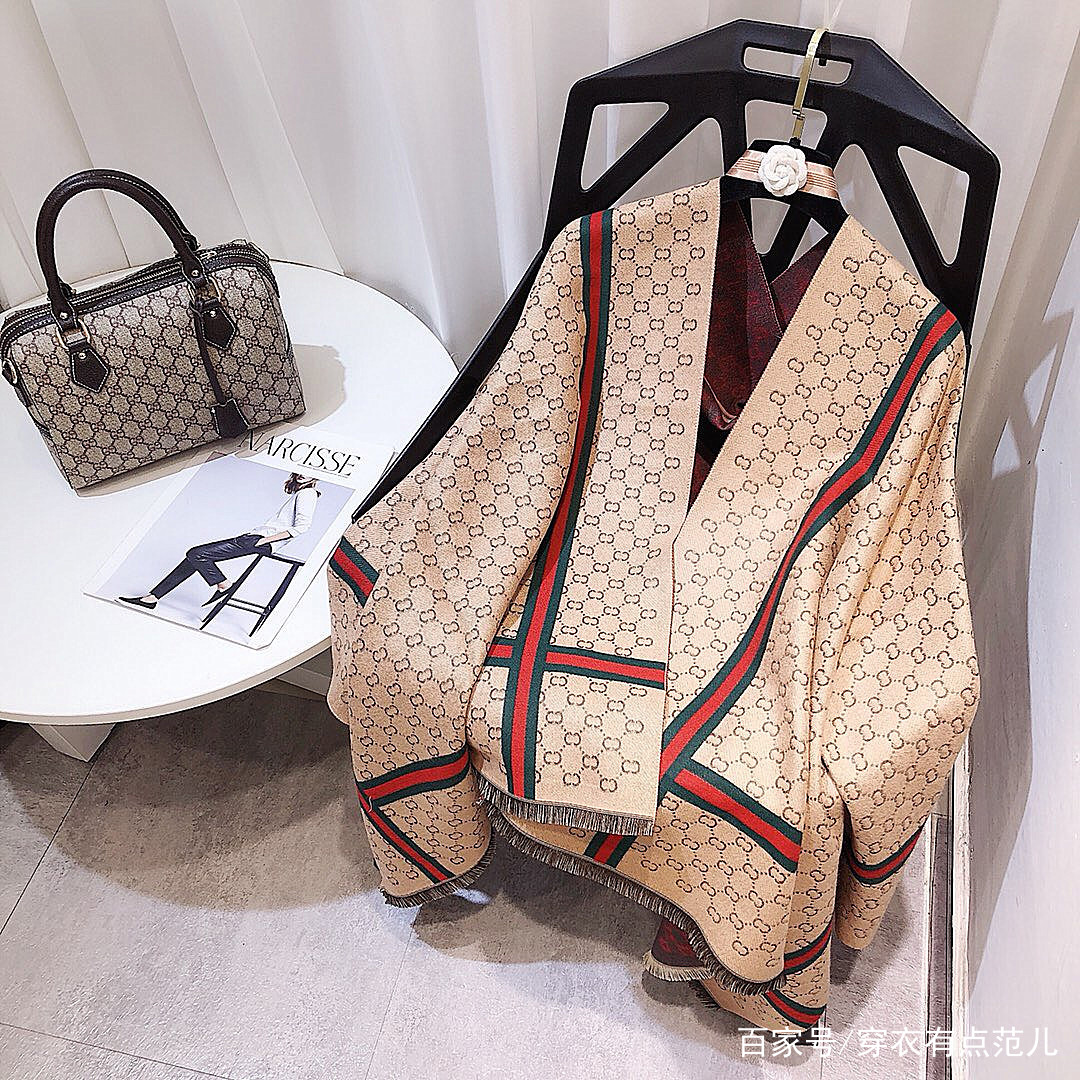 这羊绒围巾今年太火了!很适合皮肤黑的姑娘