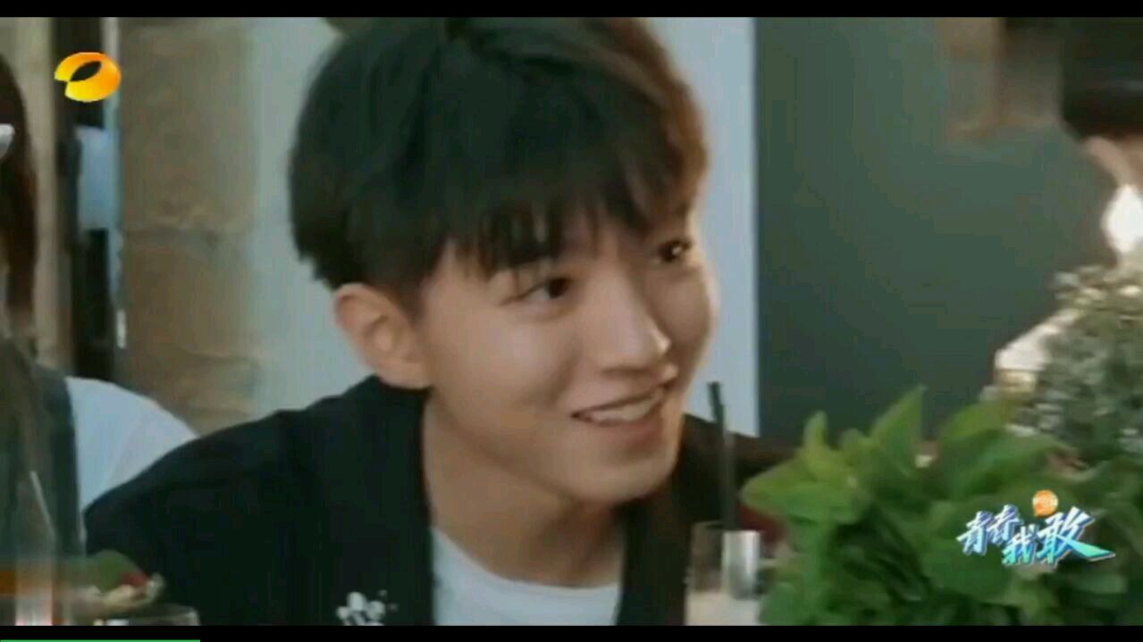 王俊凯高兴喝免费奶茶,认真学习语言交流,中华礼仪最美告白!