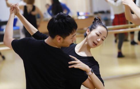 韩雪机场遇粉丝当场向她求婚,她脱口而出9个字