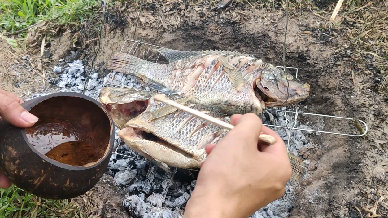 小伙烈日下烤两条超大野生福寿鱼,忙了一下午,野味终于到口