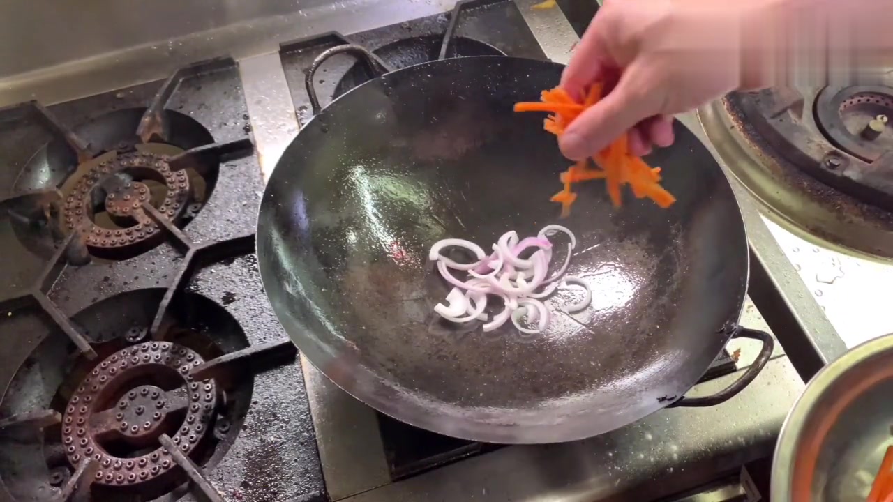 大厨教你菌菇菜肴制作:“椒盐蟹味菇”金黄酥脆,不辣不咸!
