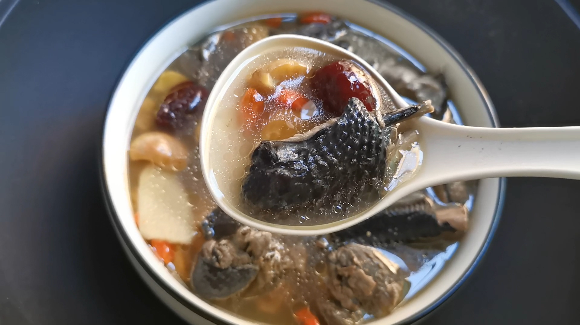 自己炖的乌鸡汤不好喝?试试加点它,清甜鲜美,喝起来没腥味