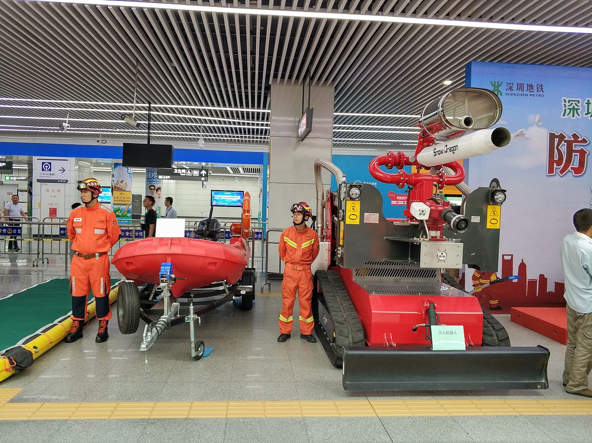 地铁是现代城市交通系统中重要的组成部分。地铁作为人们出行的基本交通工具具有运载量较大、速度快、低碳环保等优点可以极大的缓解城市拥堵的交通状况。但由于地铁位于地下封闭空间、乘客较为密集等特点一旦发生突发性事件难以展开应急救援和乘客疏散极有可能会对乘客的生命和财产造成较大的危害。因此研究在地铁发生突发性事件时对于电客车的救援具有十分重要的意义。