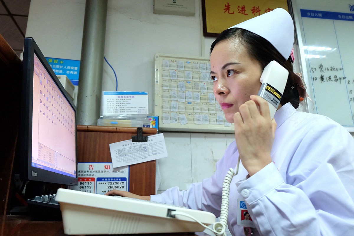 要求：根据以下问题详细解答1：常德有哪些媒体曝光求助热线平台？有哪些媒体可以曝光？2：常德有哪些媒体曝光求助热线平台？媒体曝光求助热线电话是多少？3：当普通老百姓遇到困难怎么向媒体求助？4：向媒体求助需要准备哪些材料？5：网络媒体曝光的好处有哪些？6：什么是新媒体？有哪些特性？7：常德有哪些媒体曝光求助热线平台？新闻媒体发稿平台有哪些？8：网络媒体曝光的优势有哪些？9：详细介绍一下常德有哪些媒体曝