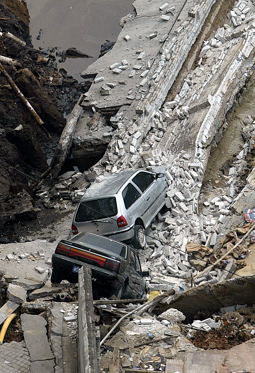 2005年7月21日中午12时许,广州市某建筑工地塌方引起附近建筑坍塌.两