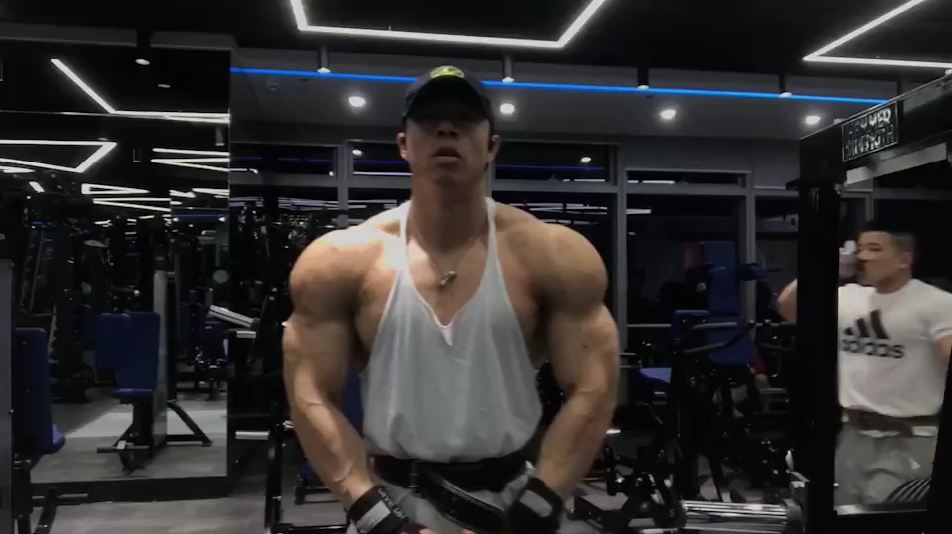 肌肉男:你们的霸气男神来啦!这肌肉线条看着真安逸啊!